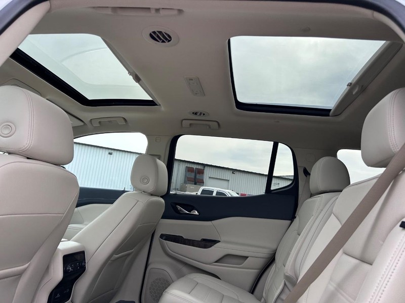 GMC Acadia Vehicle Full-screen Gallery Image 10