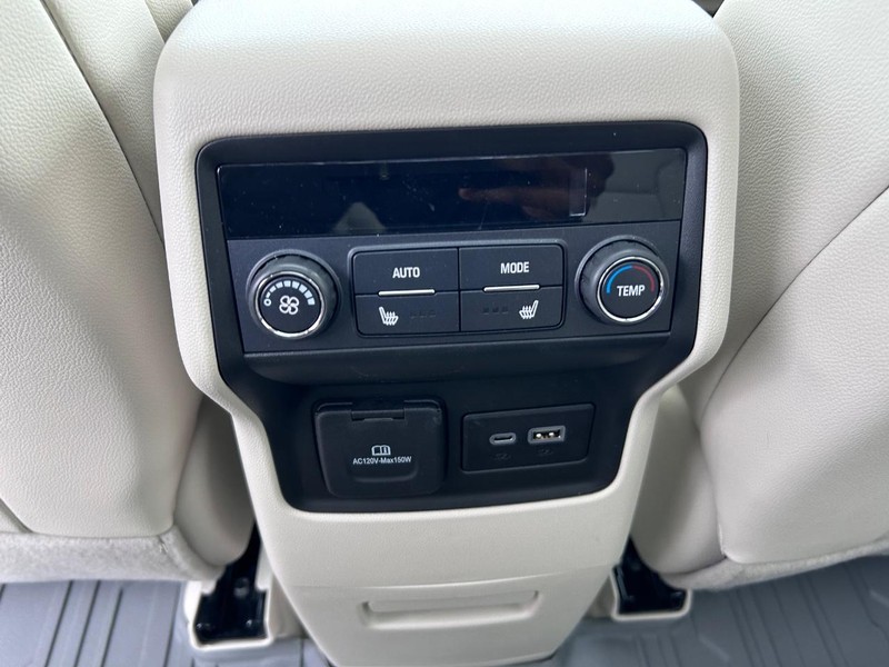 GMC Acadia Vehicle Full-screen Gallery Image 11