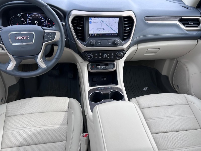 GMC Acadia Vehicle Full-screen Gallery Image 12