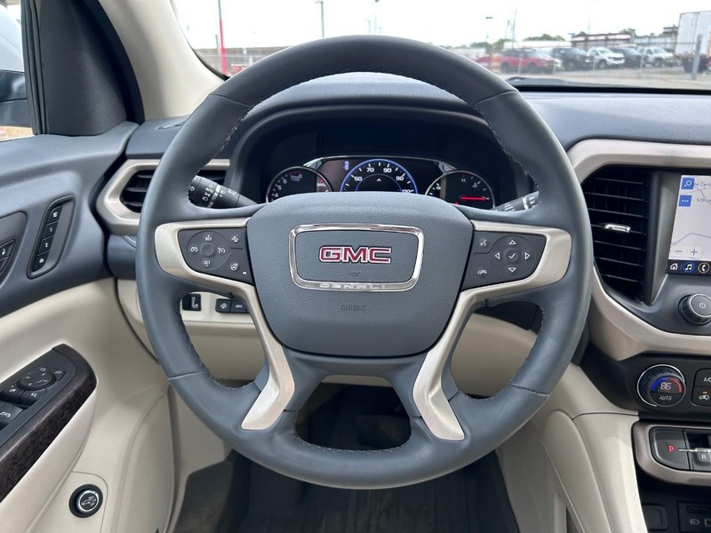 GMC Acadia Vehicle Full-screen Gallery Image 13
