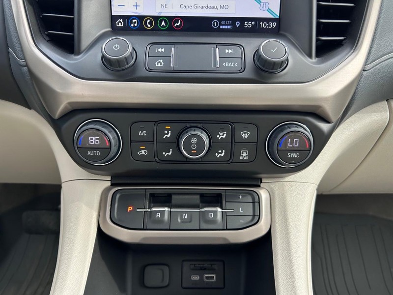 GMC Acadia Vehicle Full-screen Gallery Image 17