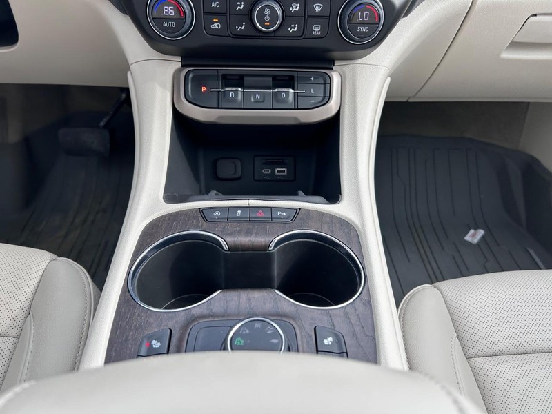 GMC Acadia Vehicle Full-screen Gallery Image 18