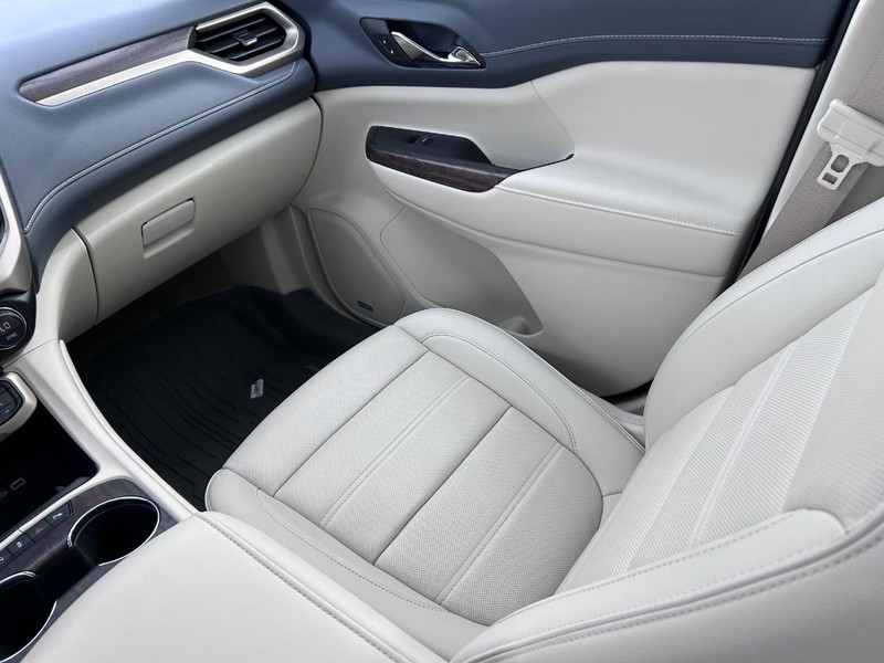 GMC Acadia Vehicle Full-screen Gallery Image 19