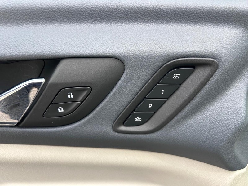 GMC Acadia Vehicle Full-screen Gallery Image 21