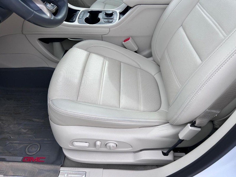 GMC Acadia Vehicle Full-screen Gallery Image 22