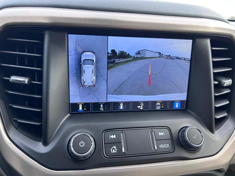 GMC Acadia Vehicle Full-screen Gallery Image 24