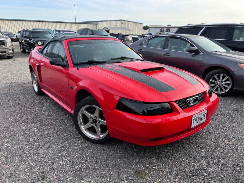 Ford Mustang Vehicle Full-screen Gallery Image 2