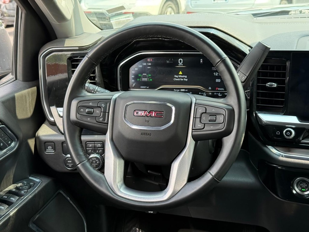 GMC Sierra 1500 Vehicle Full-screen Gallery Image 13