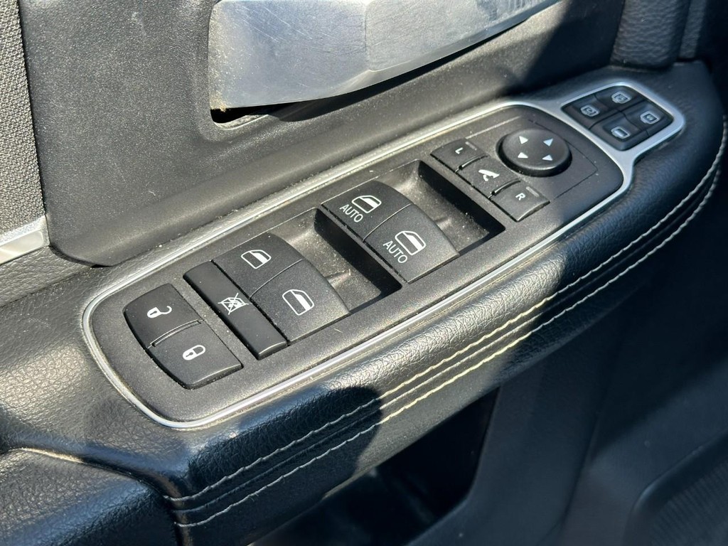 Ram 2500 Vehicle Full-screen Gallery Image 16