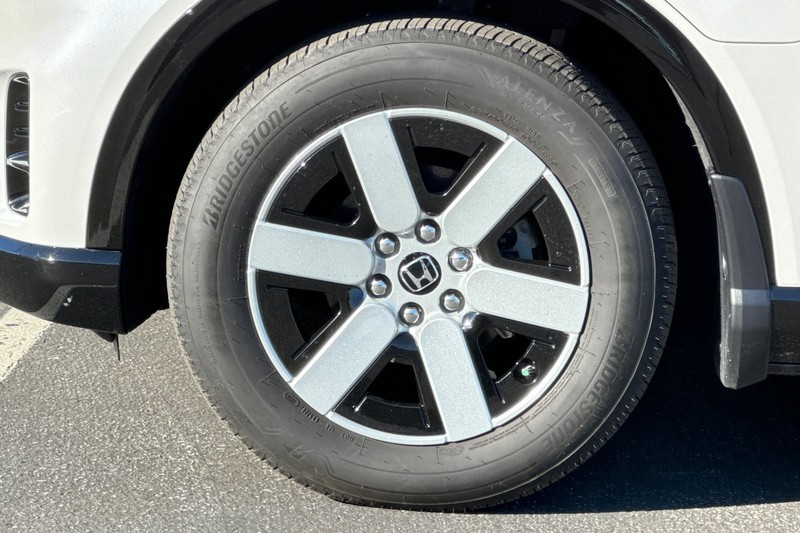 Honda Prologue Vehicle Full-screen Gallery Image 24