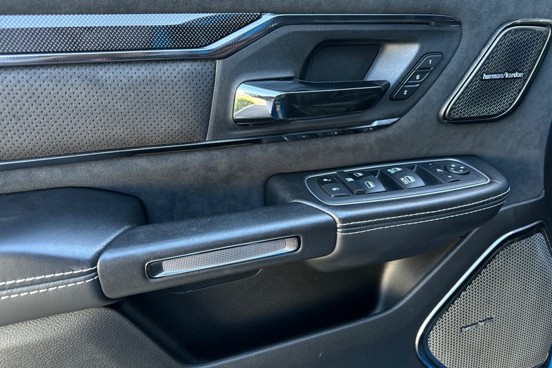 Ram 1500 Vehicle Full-screen Gallery Image 12