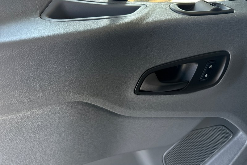 Ford Transit Passenger Wagon Vehicle Full-screen Gallery Image 12