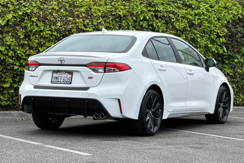 Toyota Corolla Vehicle Full-screen Gallery Image 04