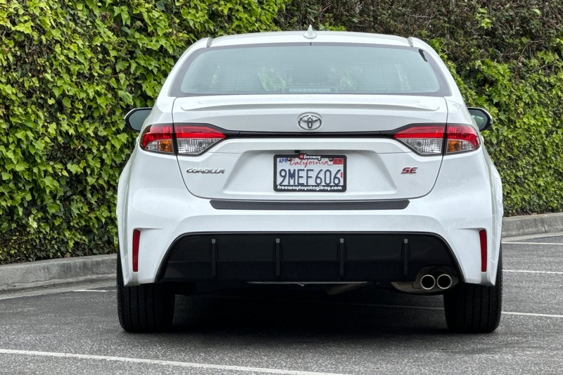 Toyota Corolla Vehicle Full-screen Gallery Image 05