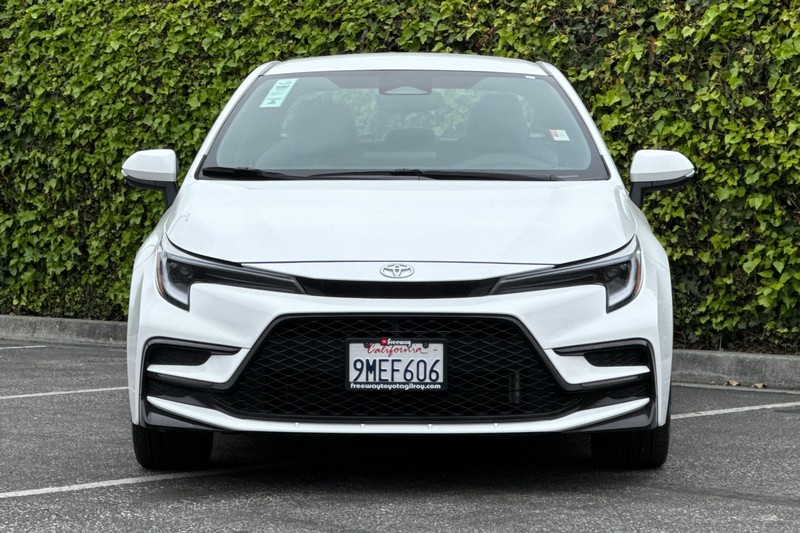 Toyota Corolla Vehicle Full-screen Gallery Image 10