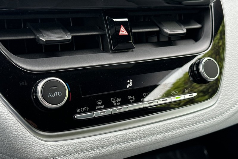 Toyota Corolla Vehicle Full-screen Gallery Image 19