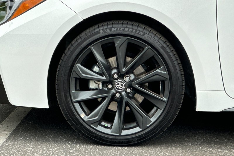 Toyota Corolla Vehicle Full-screen Gallery Image 24