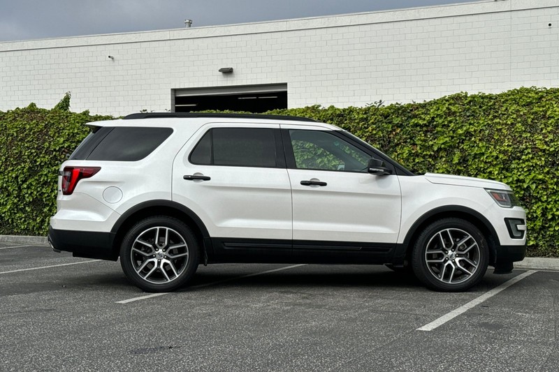 Ford Explorer Vehicle Full-screen Gallery Image 03