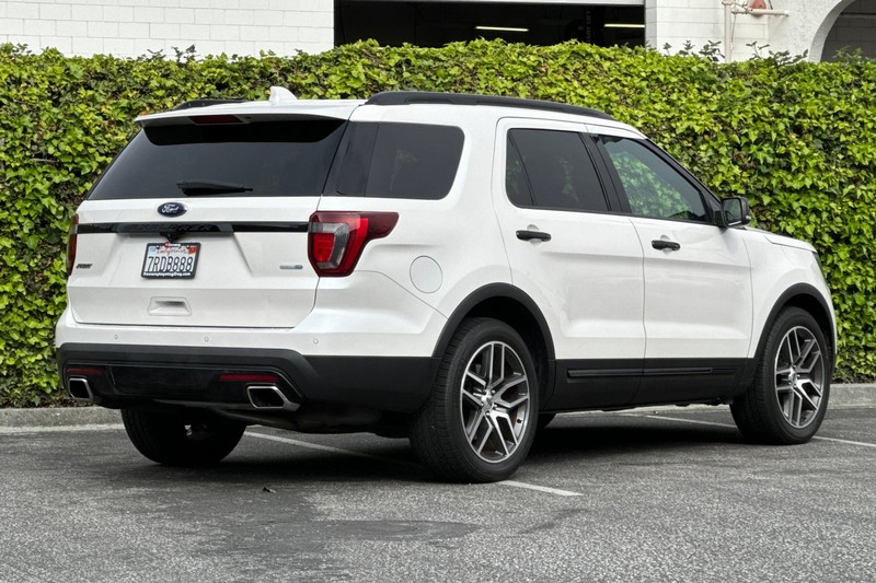 Ford Explorer Vehicle Full-screen Gallery Image 04