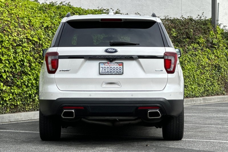 Ford Explorer Vehicle Full-screen Gallery Image 05