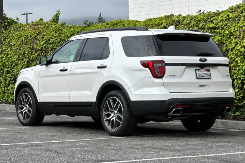 Ford Explorer Vehicle Full-screen Gallery Image 06