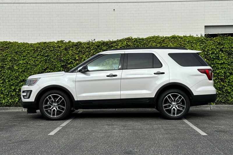Ford Explorer Vehicle Full-screen Gallery Image 07