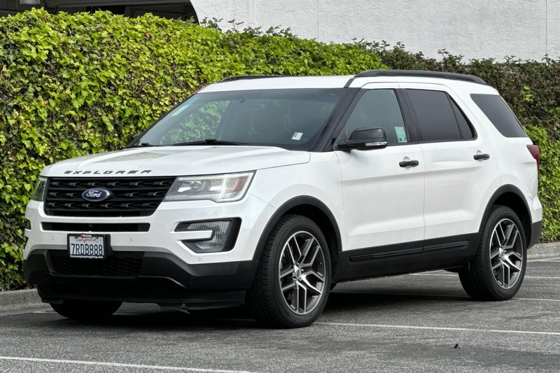 Ford Explorer Vehicle Full-screen Gallery Image 09