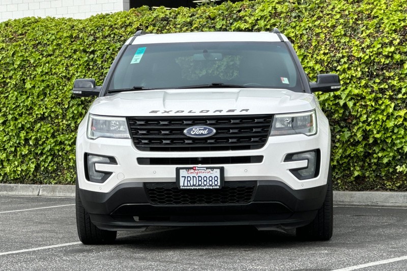 Ford Explorer Vehicle Full-screen Gallery Image 10