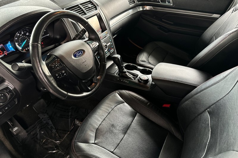 Ford Explorer Vehicle Full-screen Gallery Image 11
