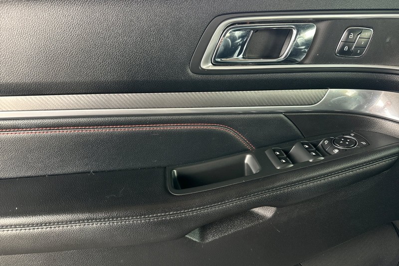 Ford Explorer Vehicle Full-screen Gallery Image 12