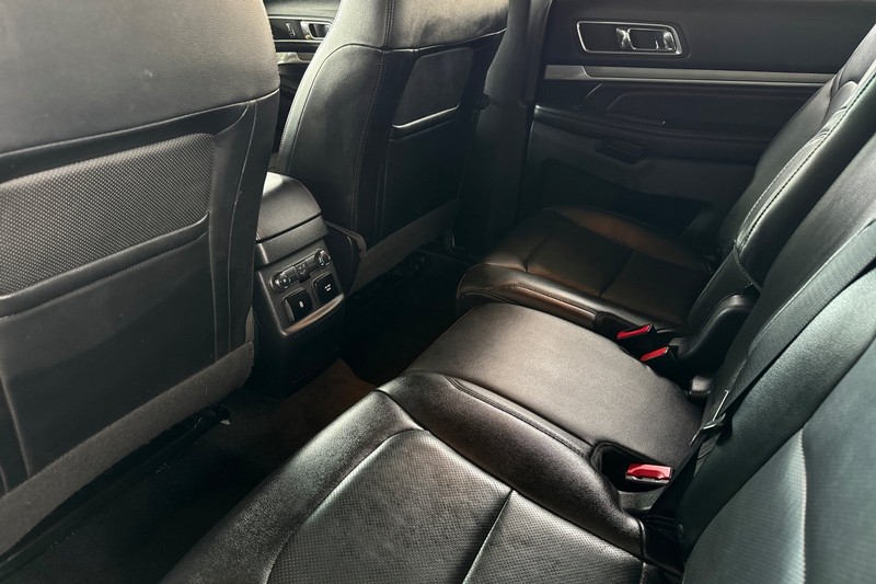 Ford Explorer Vehicle Full-screen Gallery Image 13
