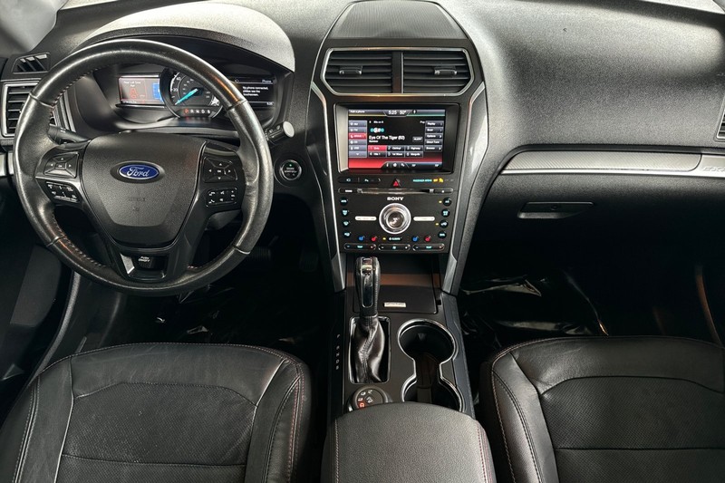 Ford Explorer Vehicle Full-screen Gallery Image 14