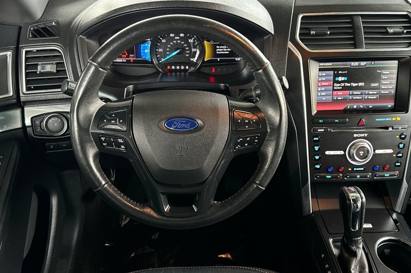 Ford Explorer Vehicle Full-screen Gallery Image 15