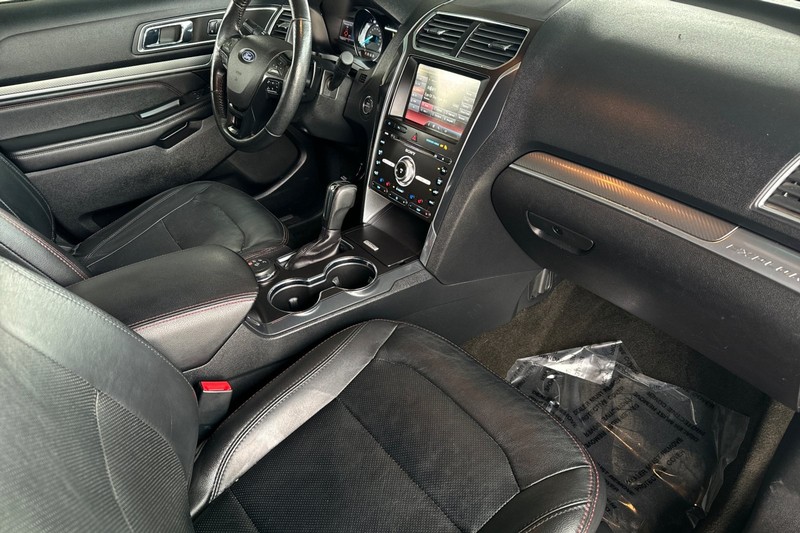 Ford Explorer Vehicle Full-screen Gallery Image 16