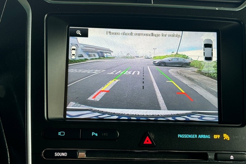 Ford Explorer Vehicle Full-screen Gallery Image 18