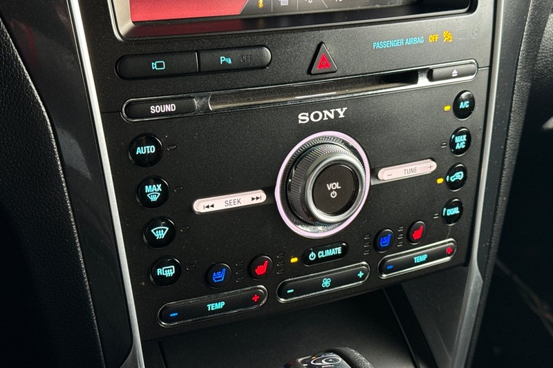Ford Explorer Vehicle Full-screen Gallery Image 19