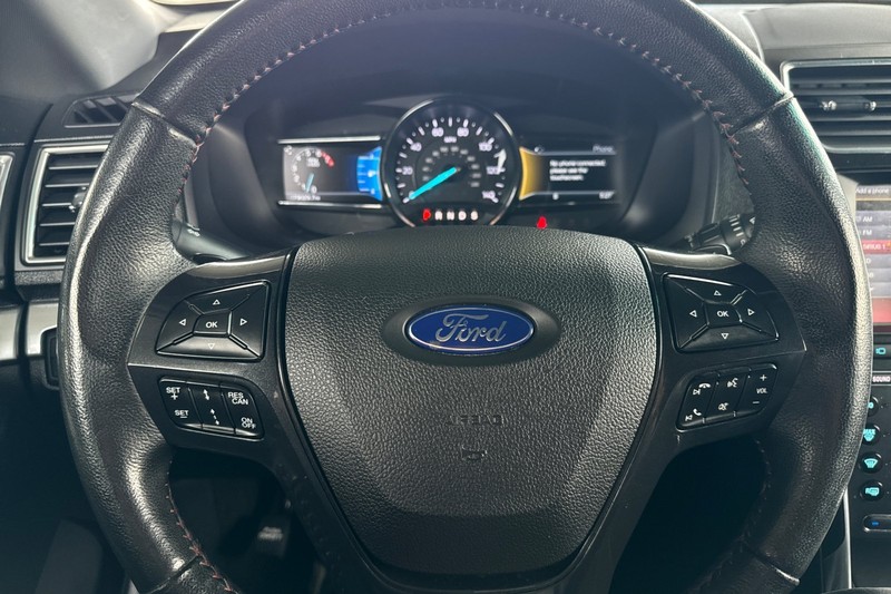 Ford Explorer Vehicle Full-screen Gallery Image 22