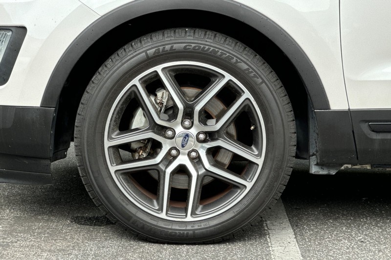 Ford Explorer Vehicle Full-screen Gallery Image 24