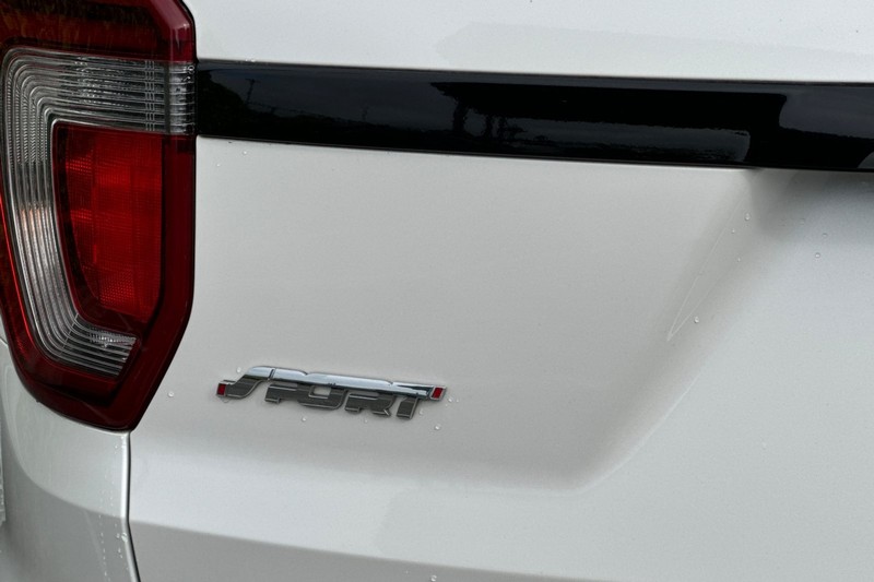 Ford Explorer Vehicle Full-screen Gallery Image 25