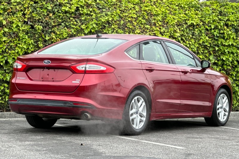 Ford Fusion Vehicle Full-screen Gallery Image 04