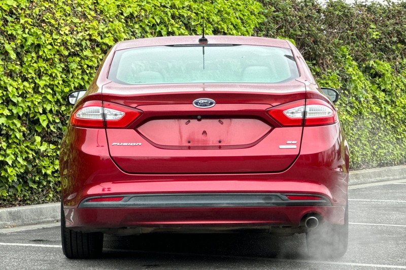 Ford Fusion Vehicle Full-screen Gallery Image 05