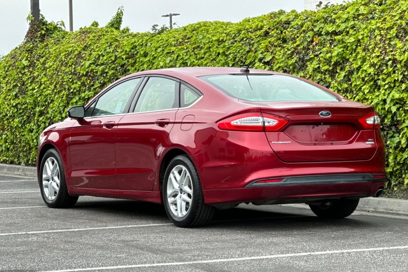 Ford Fusion Vehicle Full-screen Gallery Image 06