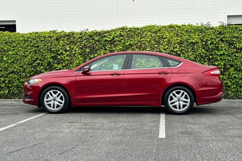 Ford Fusion Vehicle Full-screen Gallery Image 07