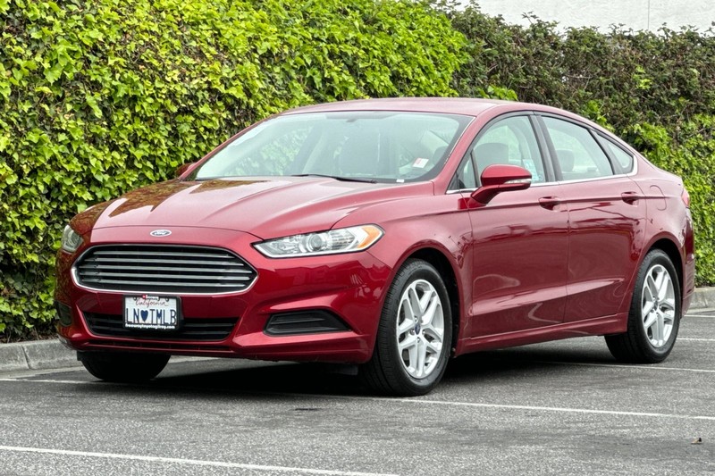 Ford Fusion Vehicle Full-screen Gallery Image 09