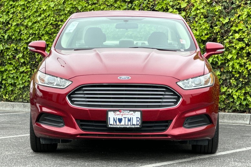 Ford Fusion Vehicle Full-screen Gallery Image 10