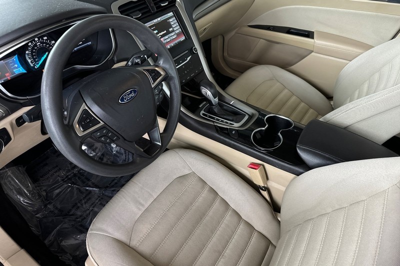 Ford Fusion Vehicle Full-screen Gallery Image 11