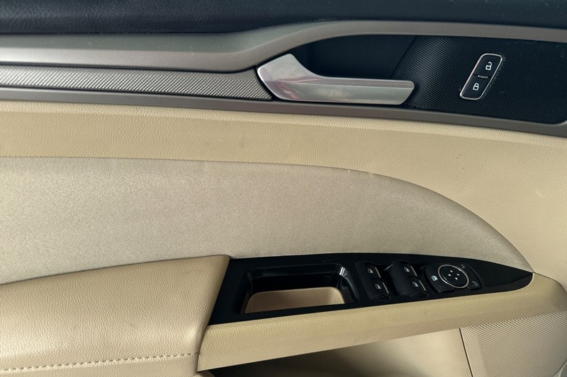 Ford Fusion Vehicle Full-screen Gallery Image 12