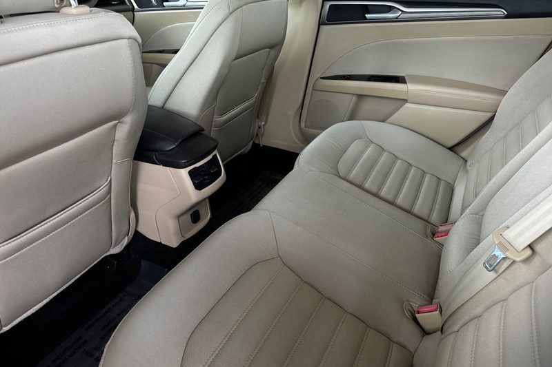 Ford Fusion Vehicle Full-screen Gallery Image 13