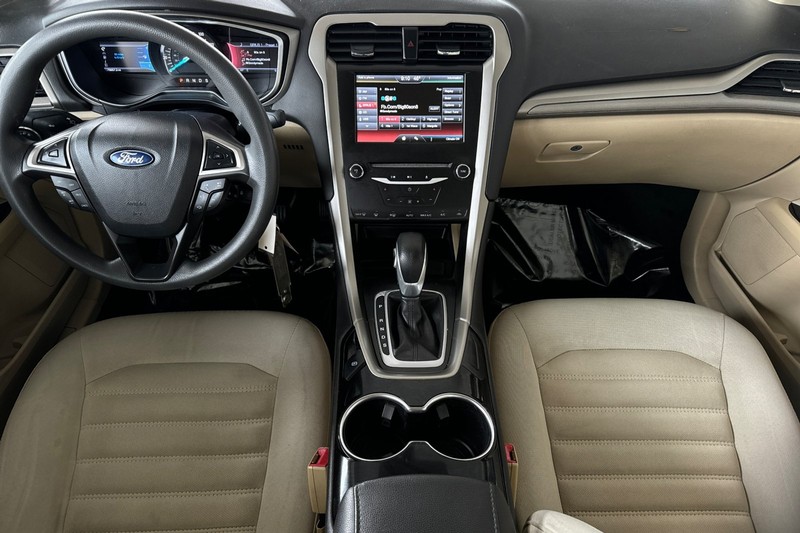 Ford Fusion Vehicle Full-screen Gallery Image 14