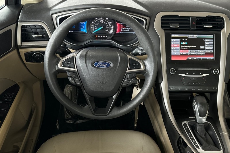 Ford Fusion Vehicle Full-screen Gallery Image 15